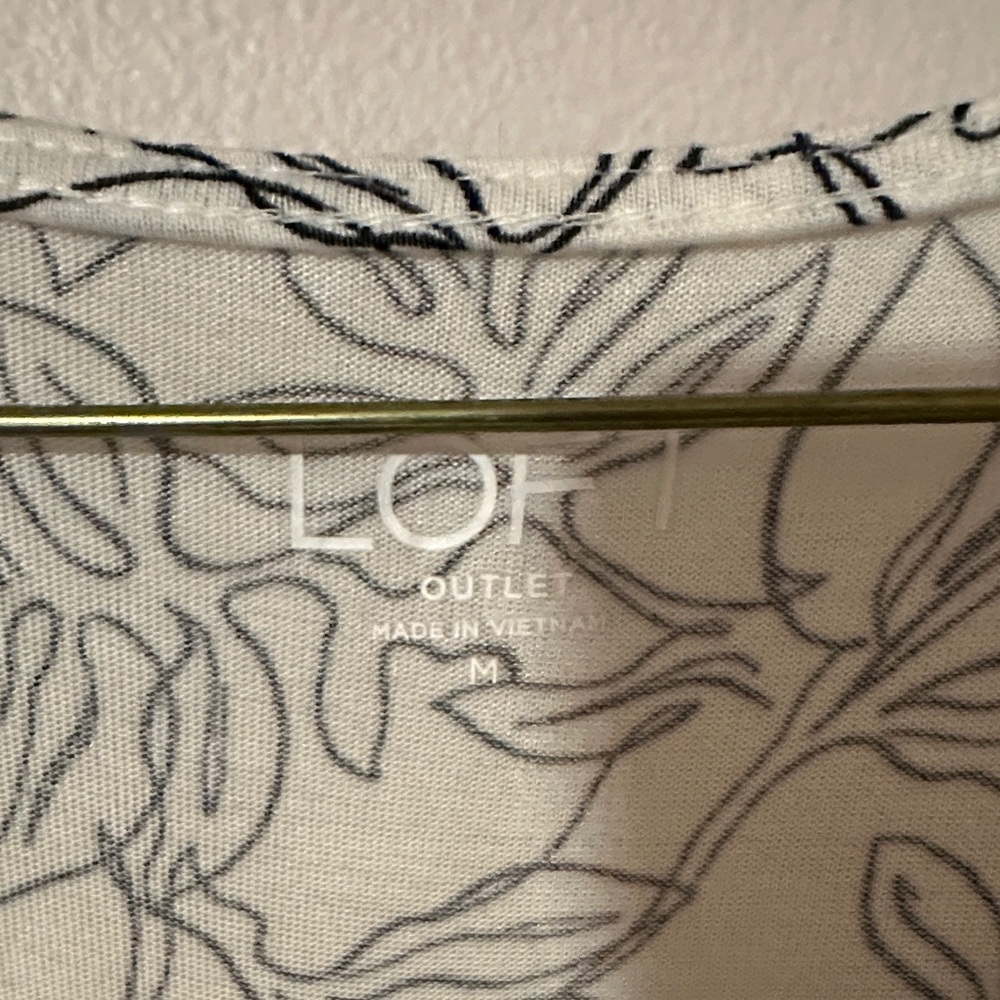 LOFT‎ Monochrome Floral Print Blouse - Picture 4 of 8